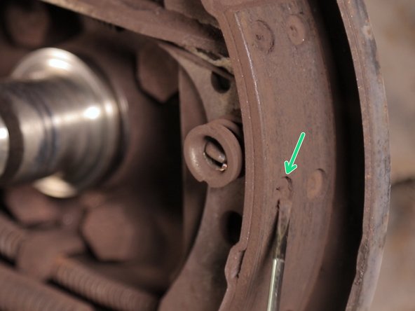 Utilisez un petit tournevis plat