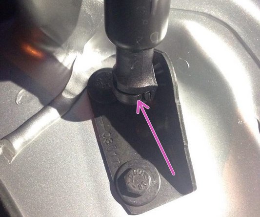 Une fois le vérin mis, vous pouvez remettre le clips en respectant son sens.