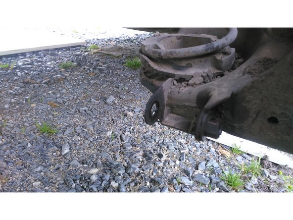 Une fois ce dernier desserré, retirez les deux vis maintenant la platine de l'étape précédente.