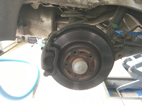 Démonter les roues à l'aide de la croix