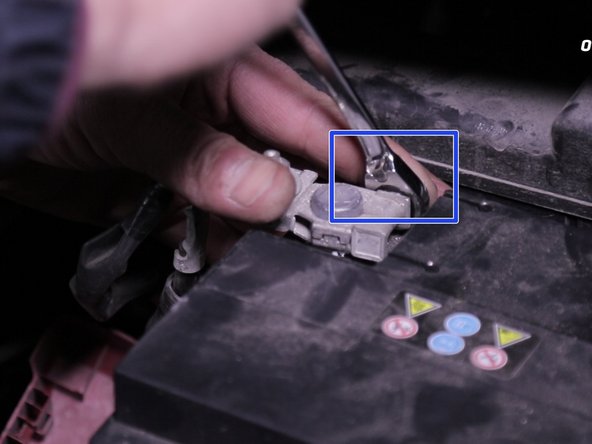 A l'aide de la clé de 13 dévisser la vis de la cosse plus