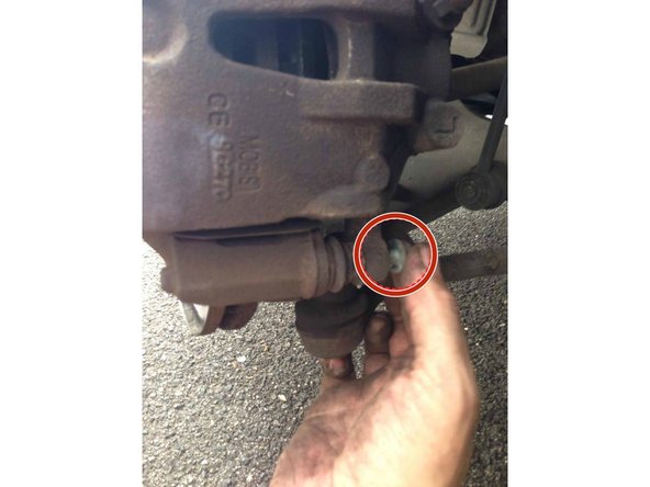 Insérez la vis que vous avez retiré sur le bas de l'étier puis revisser la fortement avec votre clé plate de 14 et en bloquant l'écrou avec votre clé  de 17.