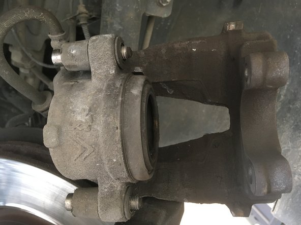 Repousser le piston à l'aide d'une pince multiprise