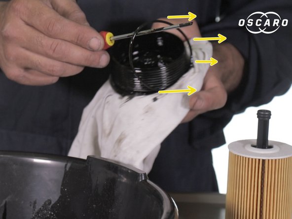 A l'aide d'un petit tournevis plat retirer le joint présent autour de la cloche du filtre à huile