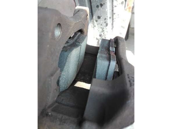 Insérer les plaquettes neuves dans les gouttières en respectant le sens d'insertion.