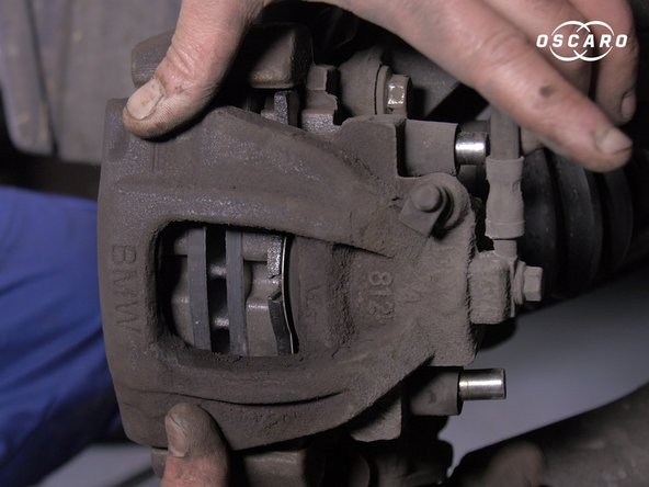 Placer l'étrier sur le disque