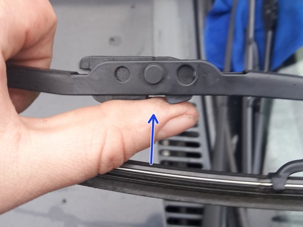 Certains balais d'essuie glace son vendu sans l'attache plastique si elle sont présente passer directement a l’étape 5