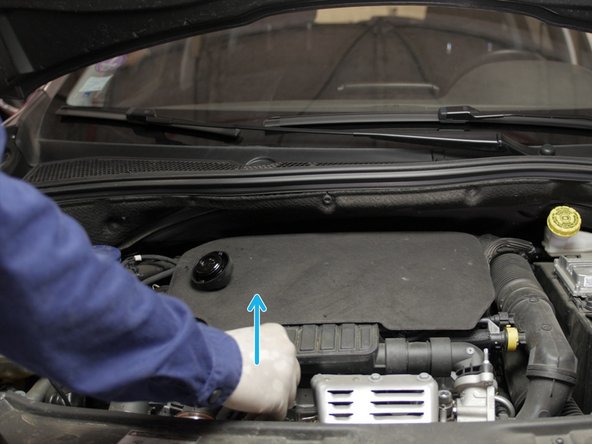 Tirer la jauge d'huile une première fois et nettoyer l'ancien niveau avec un chiffon