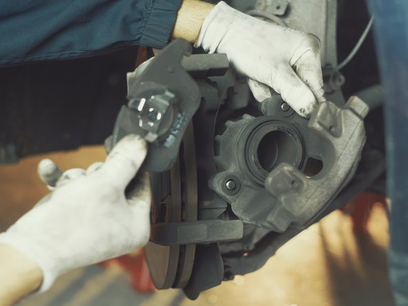 Tirer sur la plaquette présente dans l'étrier pour la retirer