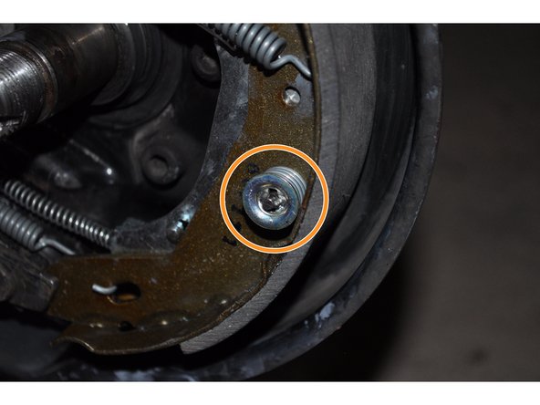 Vérifier l'alignement des segments sur la butée inférieure et le cylindre de roue