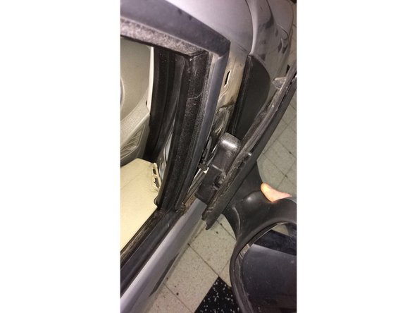 Déboiter le rétroviseur, puis sortir la cosse électrique