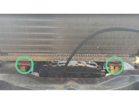 Dévisser les 2 écrous de fixation inférieure