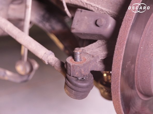 Retirer l'écrou de la rotule de direction à l'aide d'une douille de 16 et de son cliquet