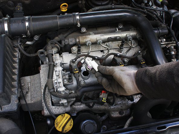 Positionner le capteur sur le couvre culasse et appuyer fermement afin de bien l'insérer.
