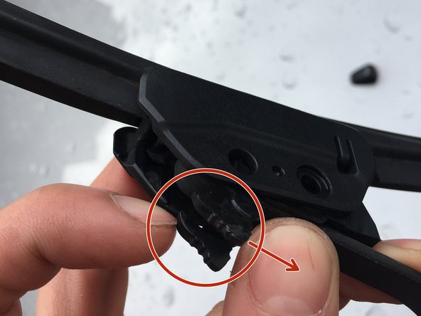 Une fois le balais bien poussé vers le haut de la tige, tirez vers vous les deux griffes (flèches), jusqu'à les avoir à 90°C (photo 3).