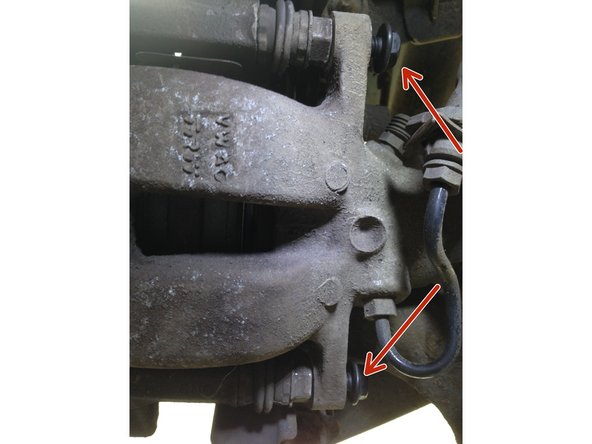 Visser les deux vis de 13