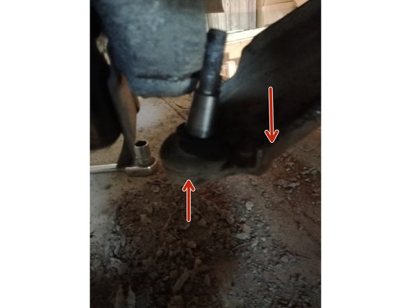 enlever l'écrou de la rotule que l'on a desserré ,toujours avec un marteau taper sur le triangle et la rotule pour la déboiter