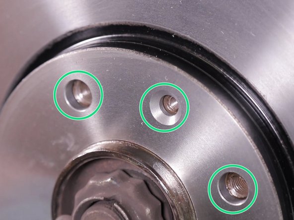 Poser le nouveau disque sur le moyeu, en alignant les trous