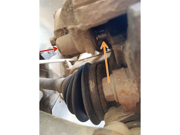 Nous allons maintenant utilisé un cliquet avec une petite rallonge et un embout TORX T55, visser les 2 vis qui maintiennent la partie de l'étrier, fortement.