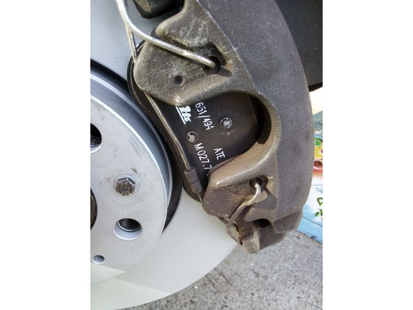 Remettez en place la goupille métallique sur l'étrier. Aidez-vous d'une pince si besoin.