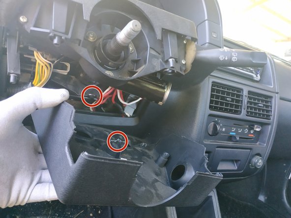 présenter le cache en faisant attention de bien rentrer l'ergot en plastique sur la colonne