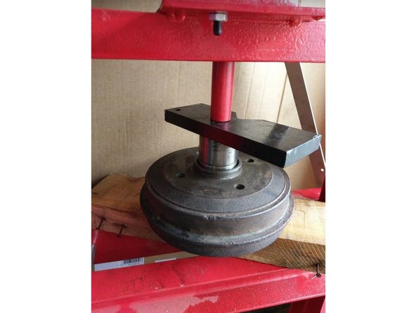 Emmancher le nouveau roulement dans son logement à l'aide de l'ancien roulement et d'une presse