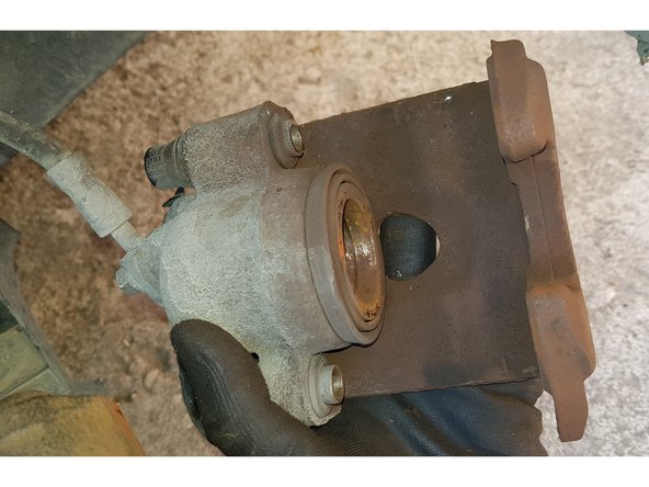 Puis nettoyez-le avec une brosse métallique.