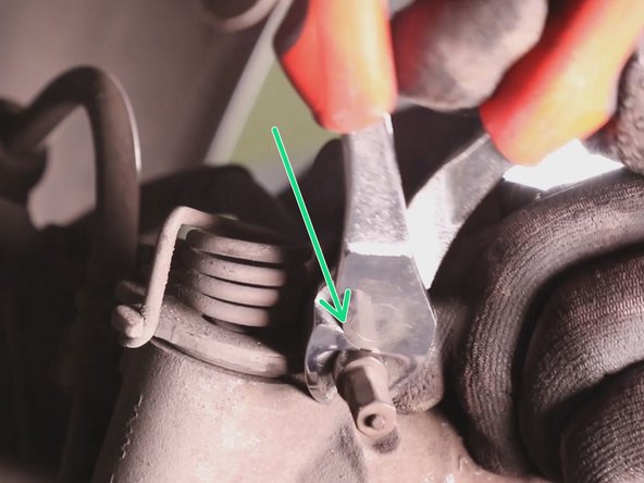 A l'aide d'une pince, tirez le câble de frein à main et tendez-le en le replaçant à sa place