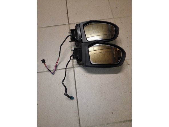 Photo 1: en haut le rétroviseur neuf, en bas l'ancien. Les dimensions sont identiques, la longueur de câble et les connecteurs aussi.