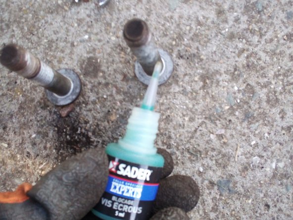 Insérez la deuxième plaquette (celle qui dispose de petites broches métalliques) dans le piston (clipsé).