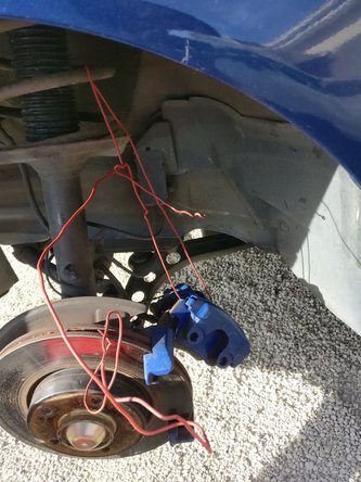 Suspendre l’étrier à la suspension (avec un tendeur ou du fil de fer) pour ne pas qu'il soit suspendue par la durite de frein.