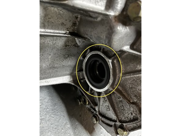 Remplacer les joints spi de transmission de part et d'autre de la boite de vitesse. Extraire les anciens joint avec un tournevis puis insérer les neufs avec une maillet plastique.