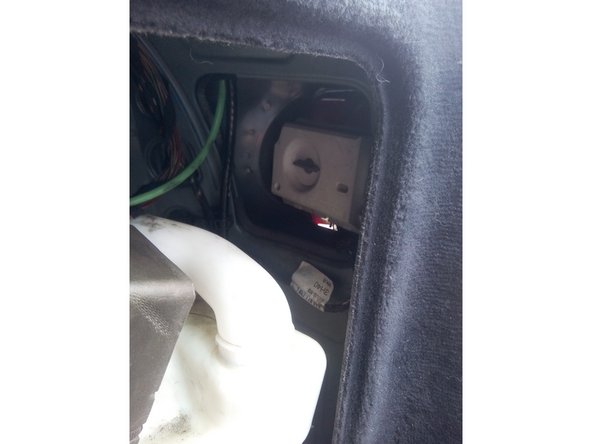 Insérez la clé a pipe de 8 mm dans les 4 trous et dévissez.