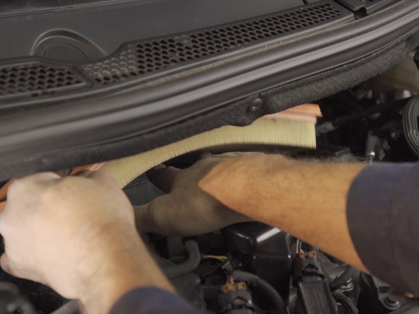 Sortir le filtre à air de sa boite en le tirant vers le haut