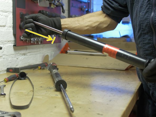 Compresser l'amortisseur pour tester son bon fonctionnement