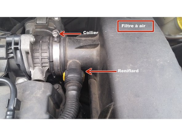 Il faudra enlever le cache moteur pour ensuite dévisser le collier de serrage qui relie le filtre à air au moteur.