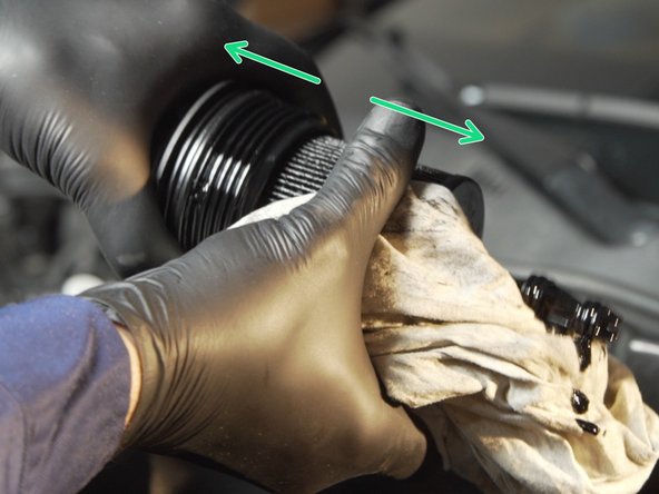 Tirer sur le filtre à huile pour le sortir de la cloche au dessus de la bassine