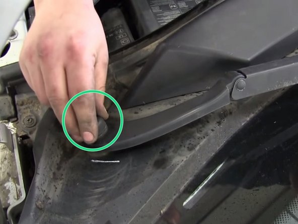 Repositionner les 3 caches et les écrous des essuie-glace