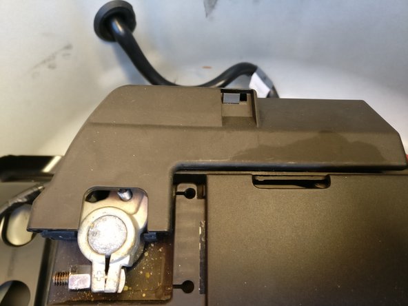 Enlever les caches plastiques en les déclipsant