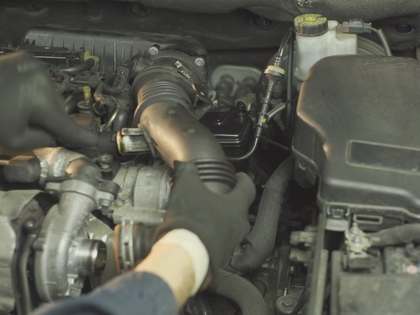 Reposer la durite d'entrée d'air dans son emplacement.