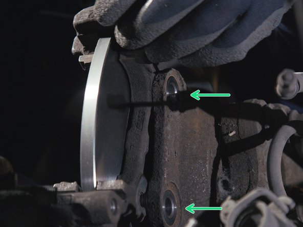 Insérer la première vis du haut pour aligner les deux trous de la chape