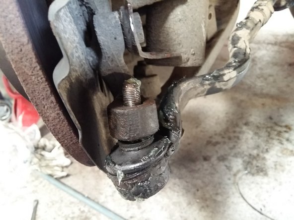 Repositionnez la rotule sur le moyeu et serrez son écrou (environ 40 Nm).