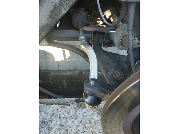 insérer la rotule extérieure dans son logement dans le porte-moyeu