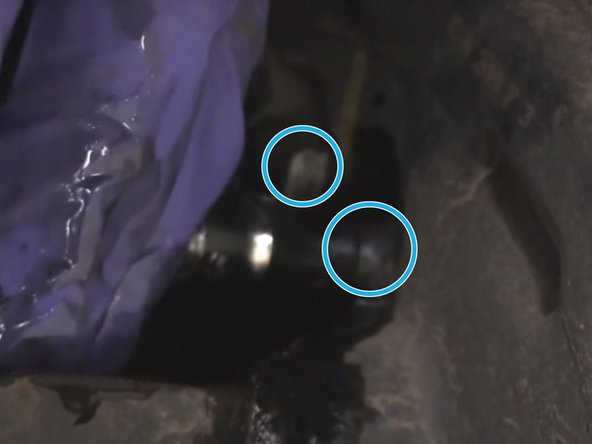 Dévisser les deux boulons retenant le cylindre de roue