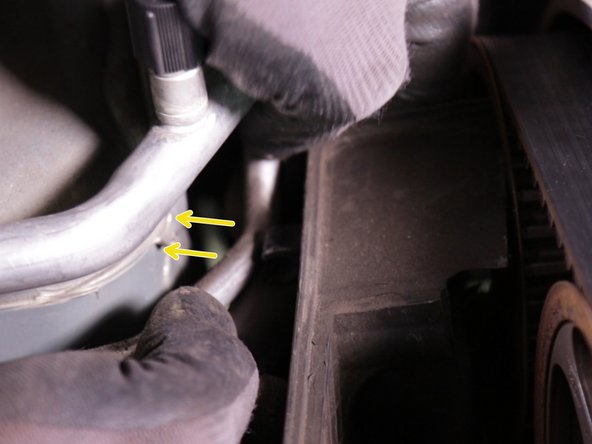 Retirer le carter inférieur en plastique par le haut en dégageant l’accès des tuyaux de climatisation et de la durite d'essence