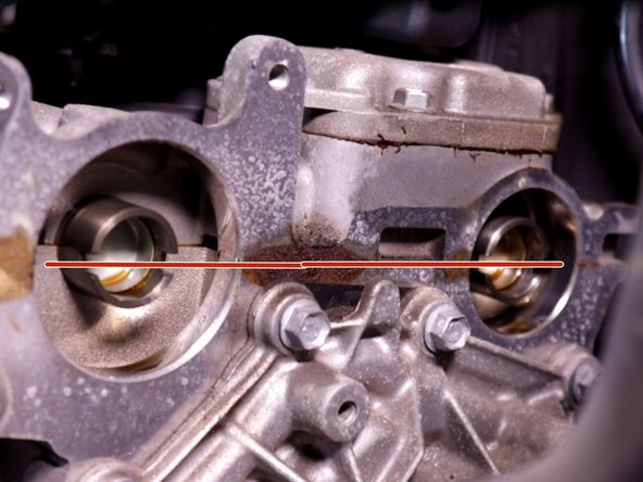 Les fentes de chacun des arbres à cames doivent se trouver à l'horizontale