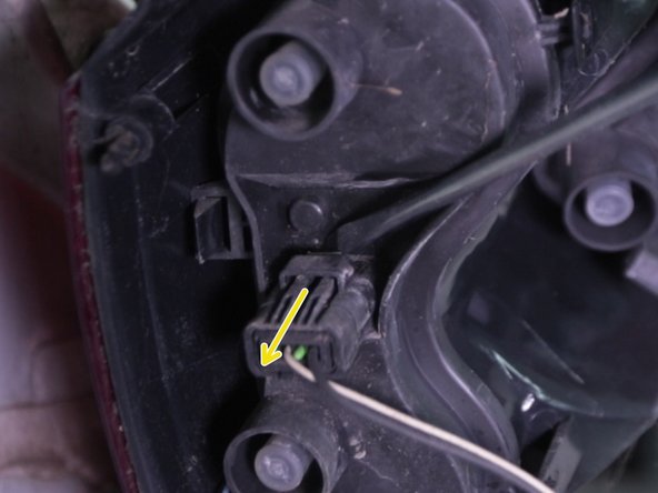 Retirer les faisceaux derrière le feu à la main ou à l'aide d'un tournevis plat