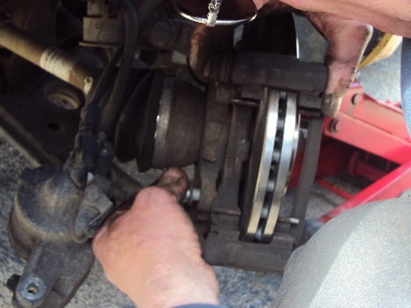 Revissez les 2 vis à la main, puis avec la clé de 19 ou 3/4.