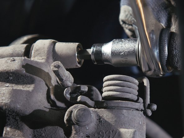 Resserrer les vis BTR à l'aide du cliquet et de l'embout allen de 7