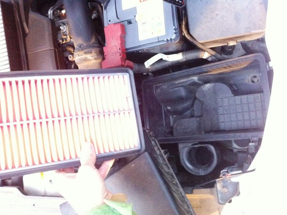 Installez le filtre neuf (photo 1). En vous assurant que le joint intégré au filtre est bien en place (photo 2), fermez la boite à air avec les 4 clips (photo 3).